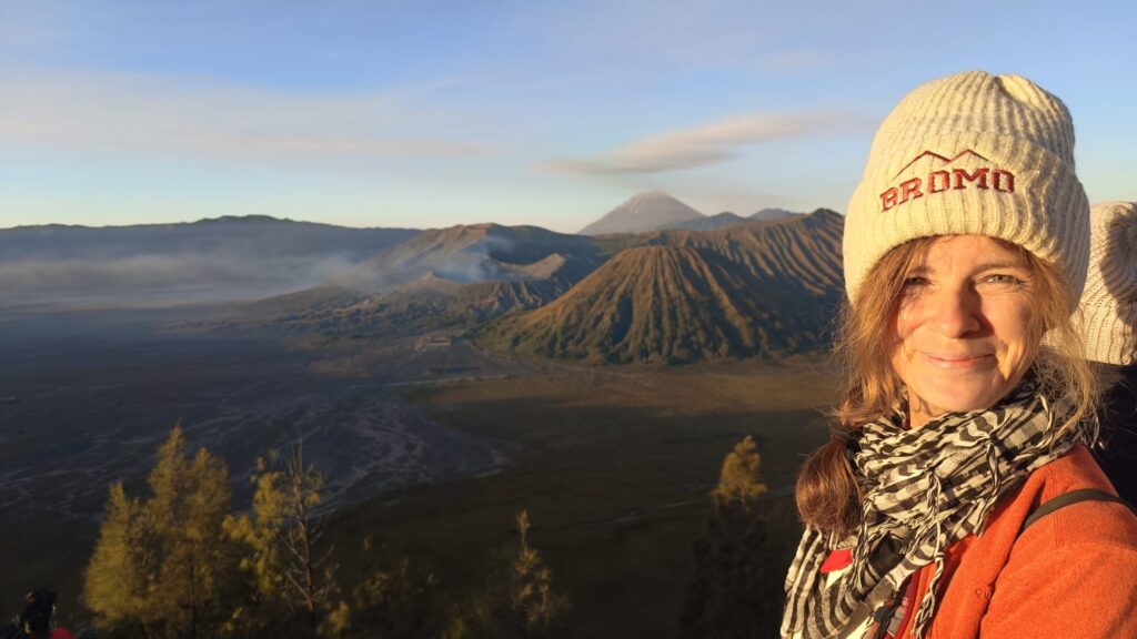 Wschód słońca nad wulkanem Bromo na Jawie z widokiem na kalderę Tengger