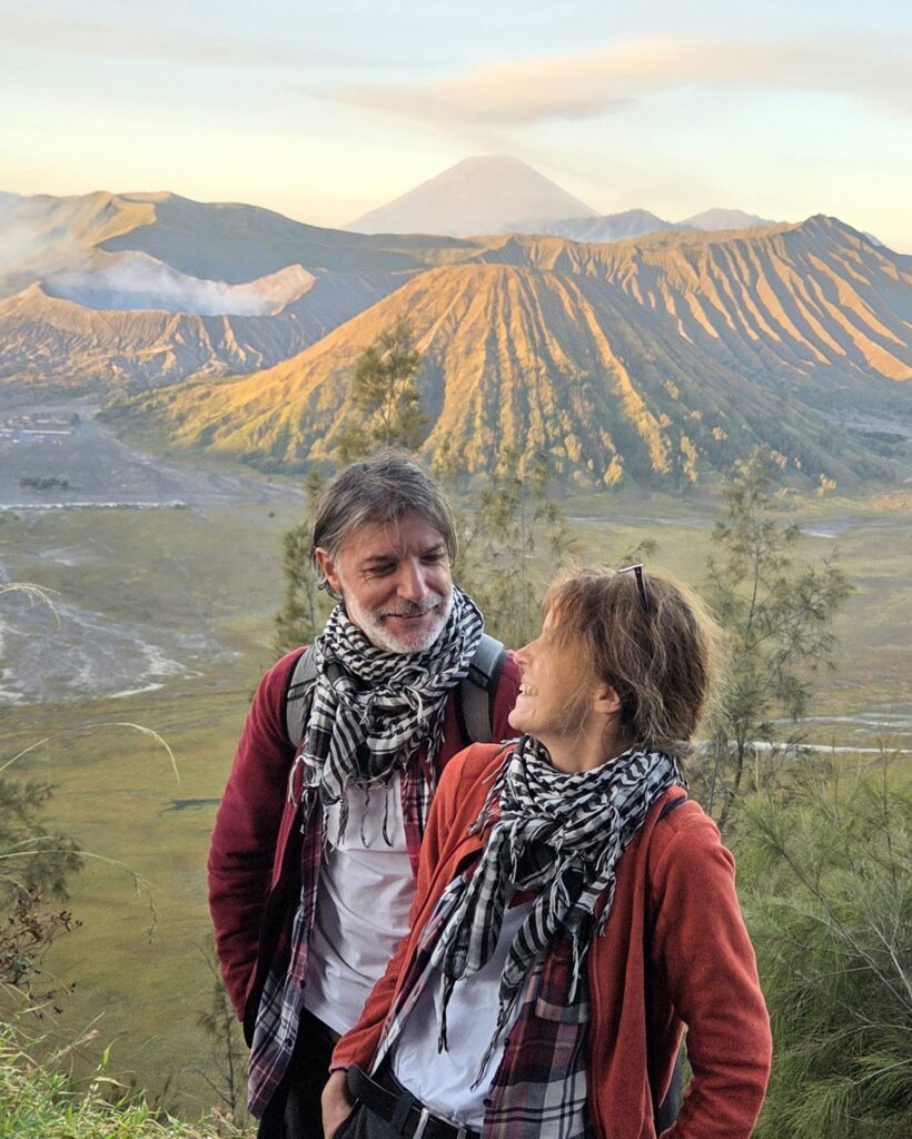 Baś i Piotr o wschodzie słońca na tle wulkanów Bromo i Semeru