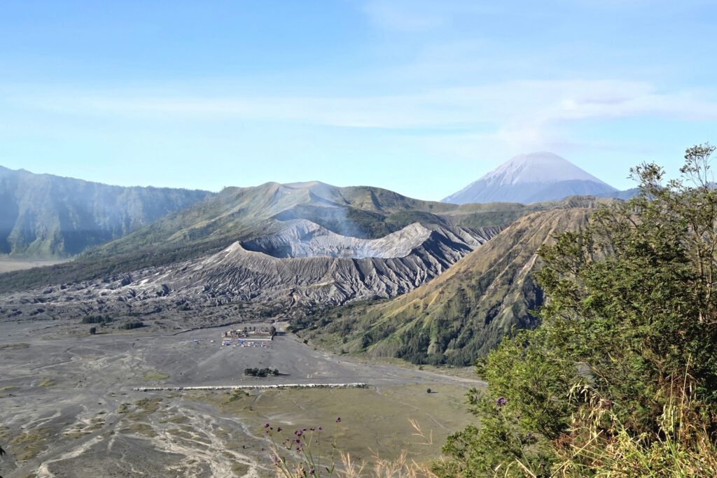 Morze piasku i wulkany Bromo i Batok w kalderze Tengger