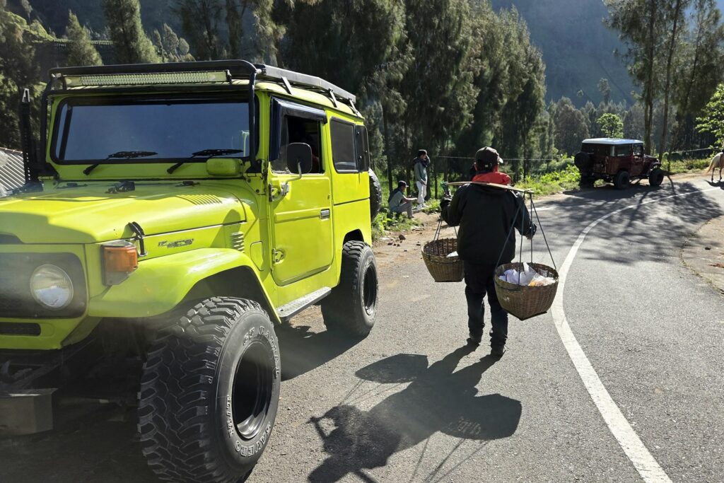 Terenowy jeep na drodze dojazdowej do punktów widokowych przy Bromo