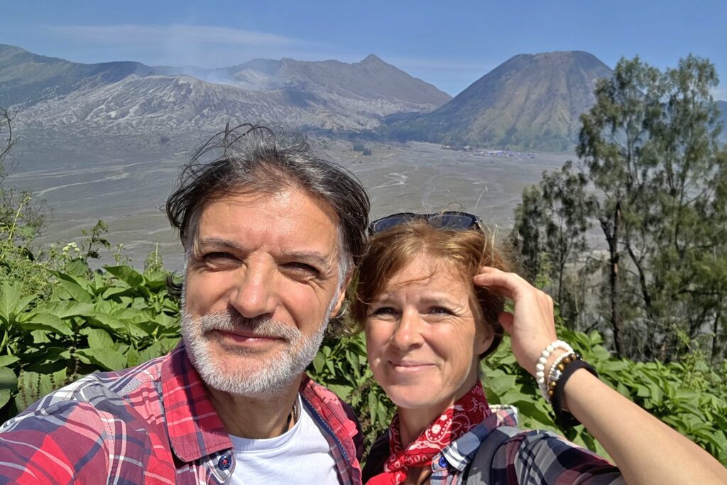 Baś i Piotr na tle kaldery Tengger i wulkanu Bromo