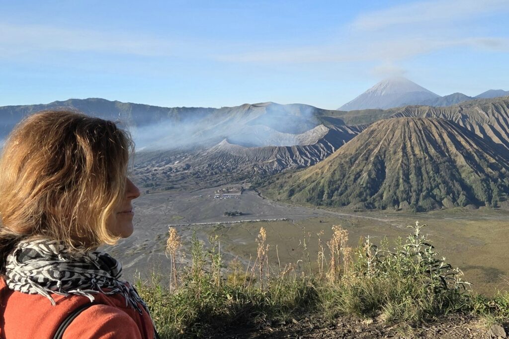 Kobieta patrząca w stronę kaldery Tengger przy wulkanie Bromo