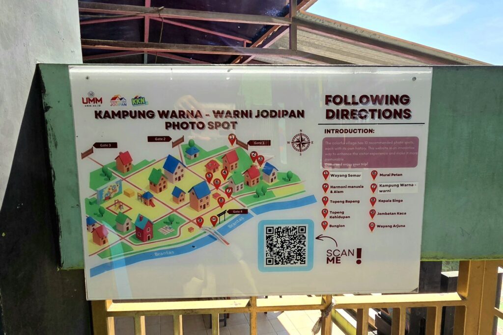 Tablica z mapą punktów widokowych Kampung Warna-Warni Jodipan