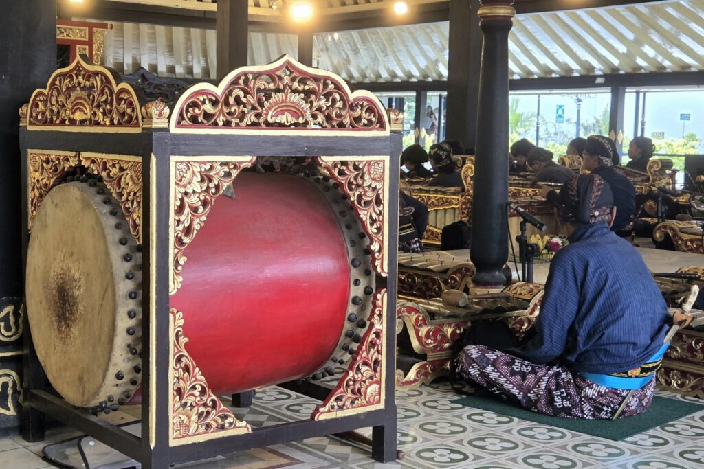 Orkiestra gamelan grająca na żywo w pawilonie Keratonu