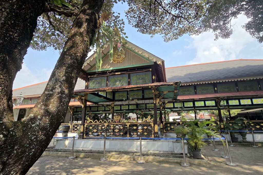 Zewnętrzna część pawilonu Keratonu Ngayogyakarta Hadiningrat w Yogyakarcie