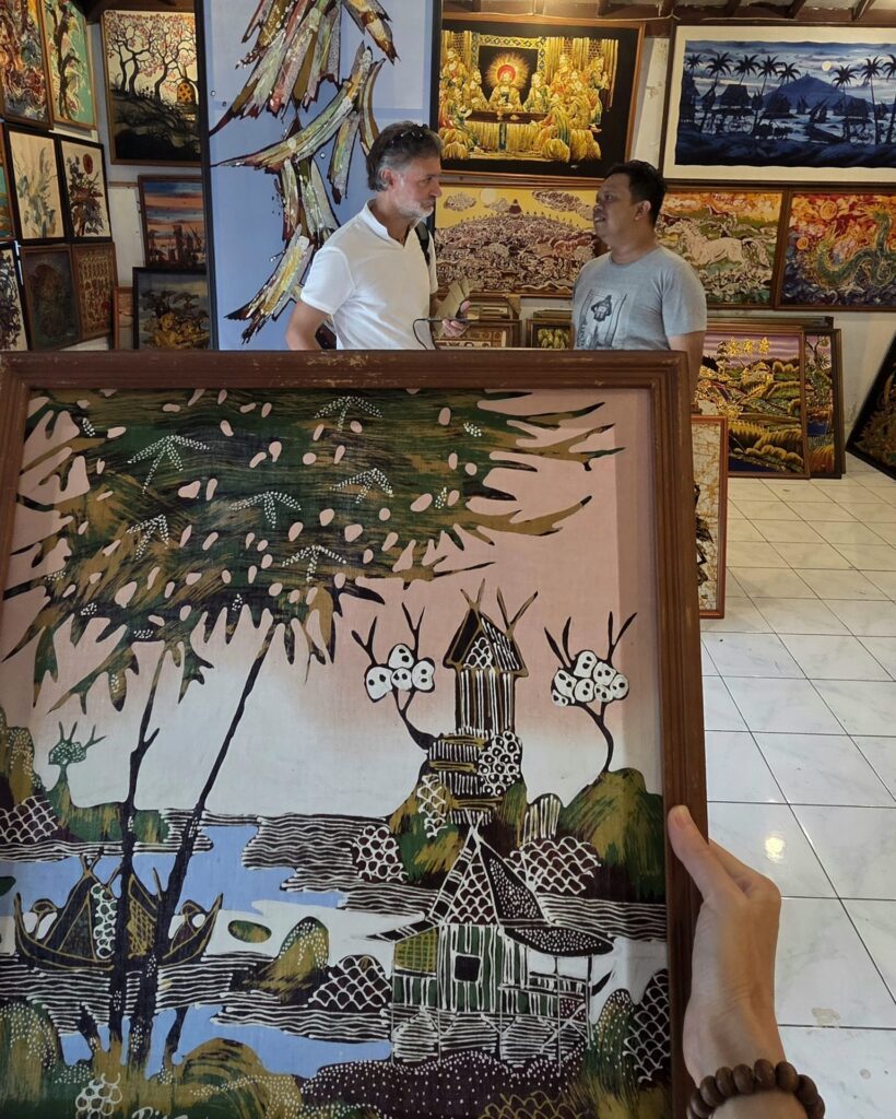 Galeria batiku przy Keratonie, rozmowa z lokalnym przewodnikiem
