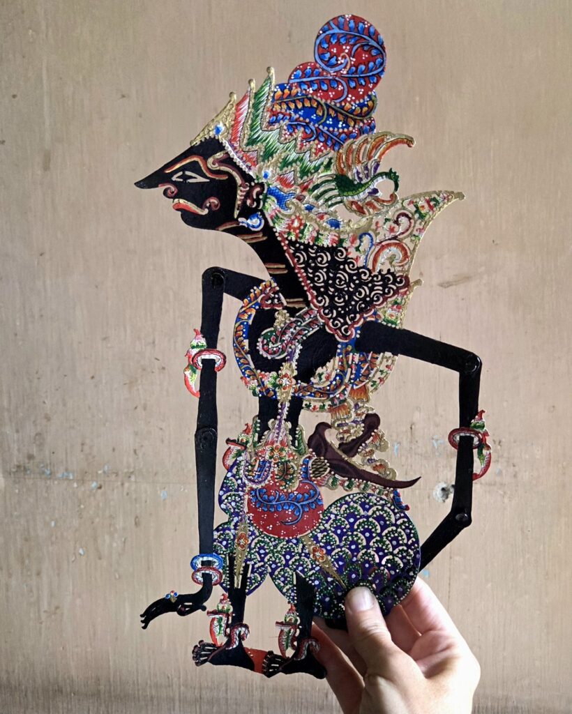 Gotowa, ręcznie malowana lalka wayang z Yogyakarty