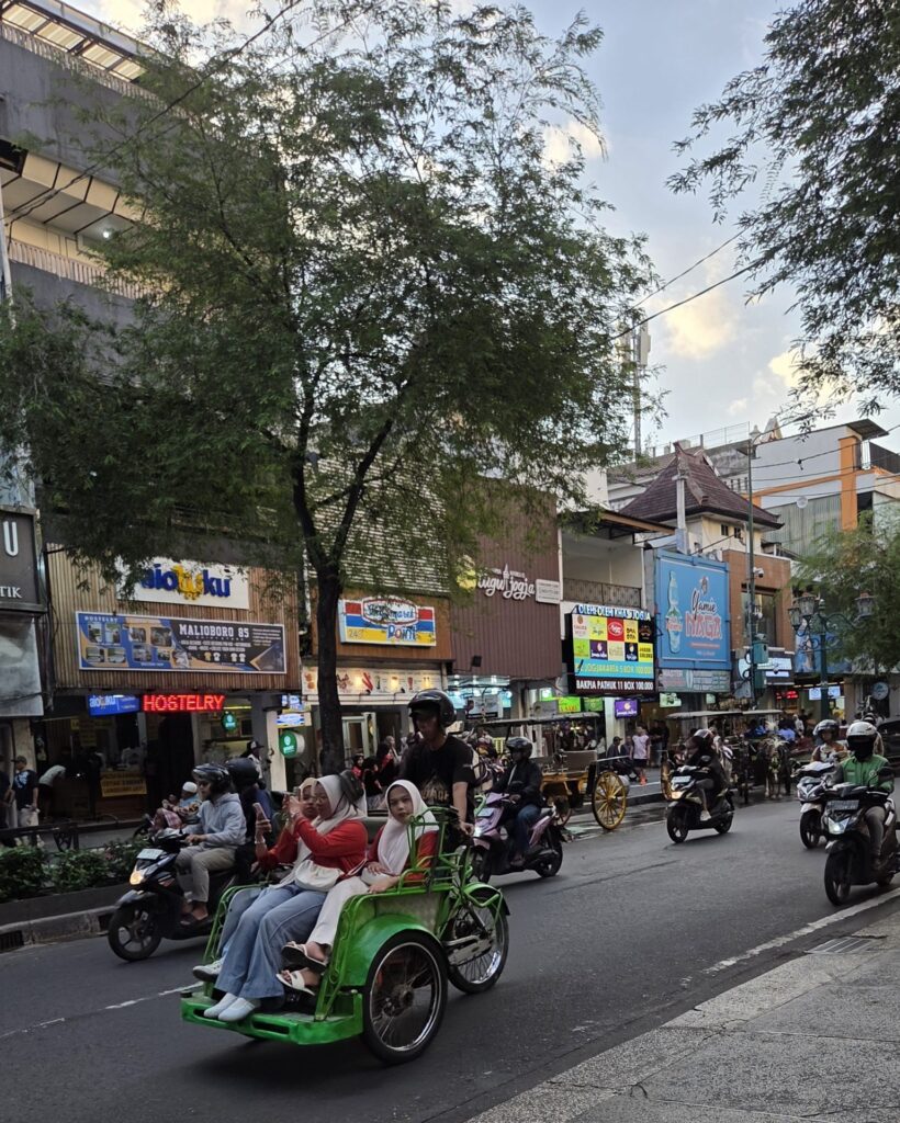 Becak, tradycyjna rowerowa riksza, na ulicy Malioboro