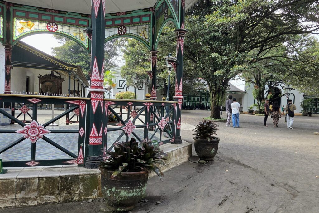 Dziedziniec i pawilon na terenie Keratonu Yogyakarta