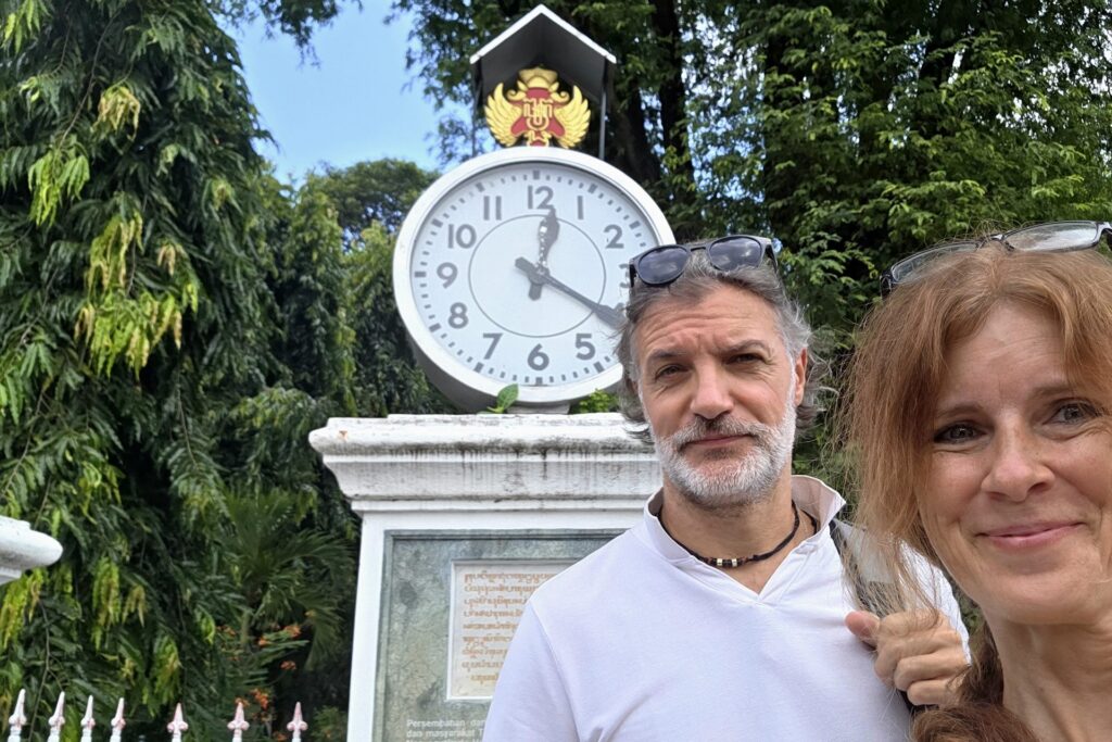 Baś i Piotr, autorzy bloga, przy zabytkowym zegarze w Yogyakarcie