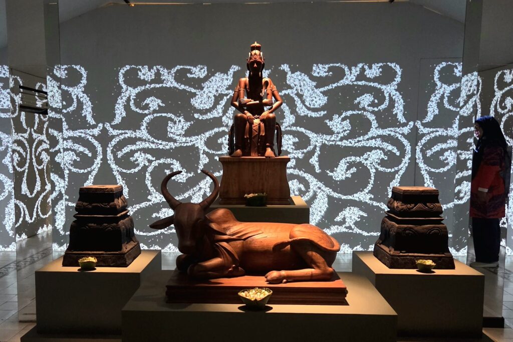 Rzeźba w muzeum na terenie Keratonu Yogyakarta, z ofiarami kwiatowymi u stóp