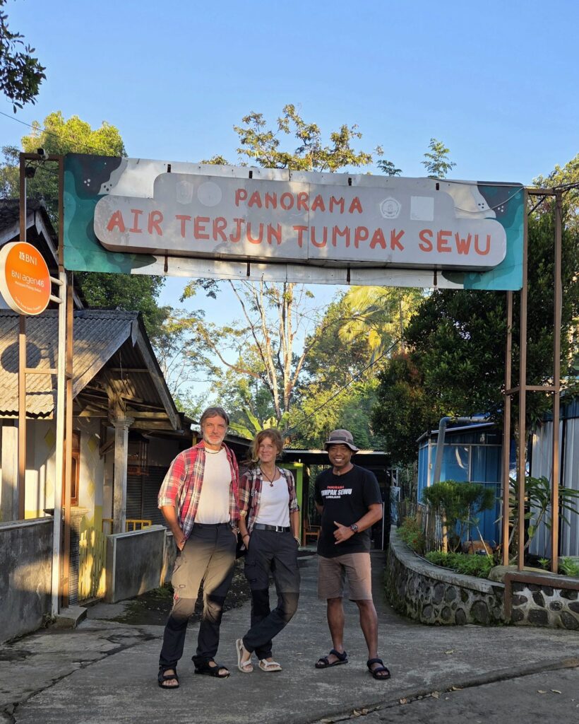 Brama wejściowa na szlak do wodospadu Tumpak Sewu z tablicą Air Terjun Tumpak Sewu